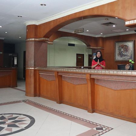 Oyo 742 Mona Plaza Hotel Pekanbaru Exterior photo