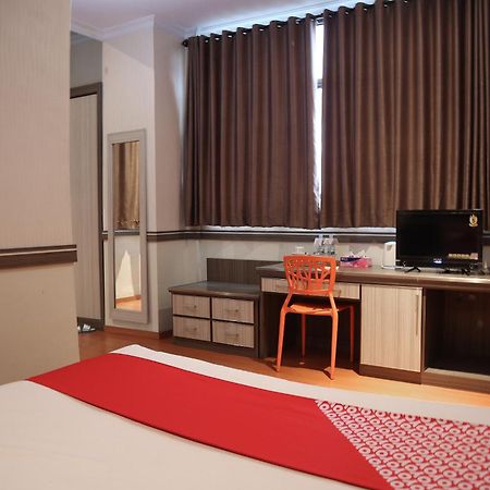 Oyo 742 Mona Plaza Hotel Pekanbaru Exterior photo