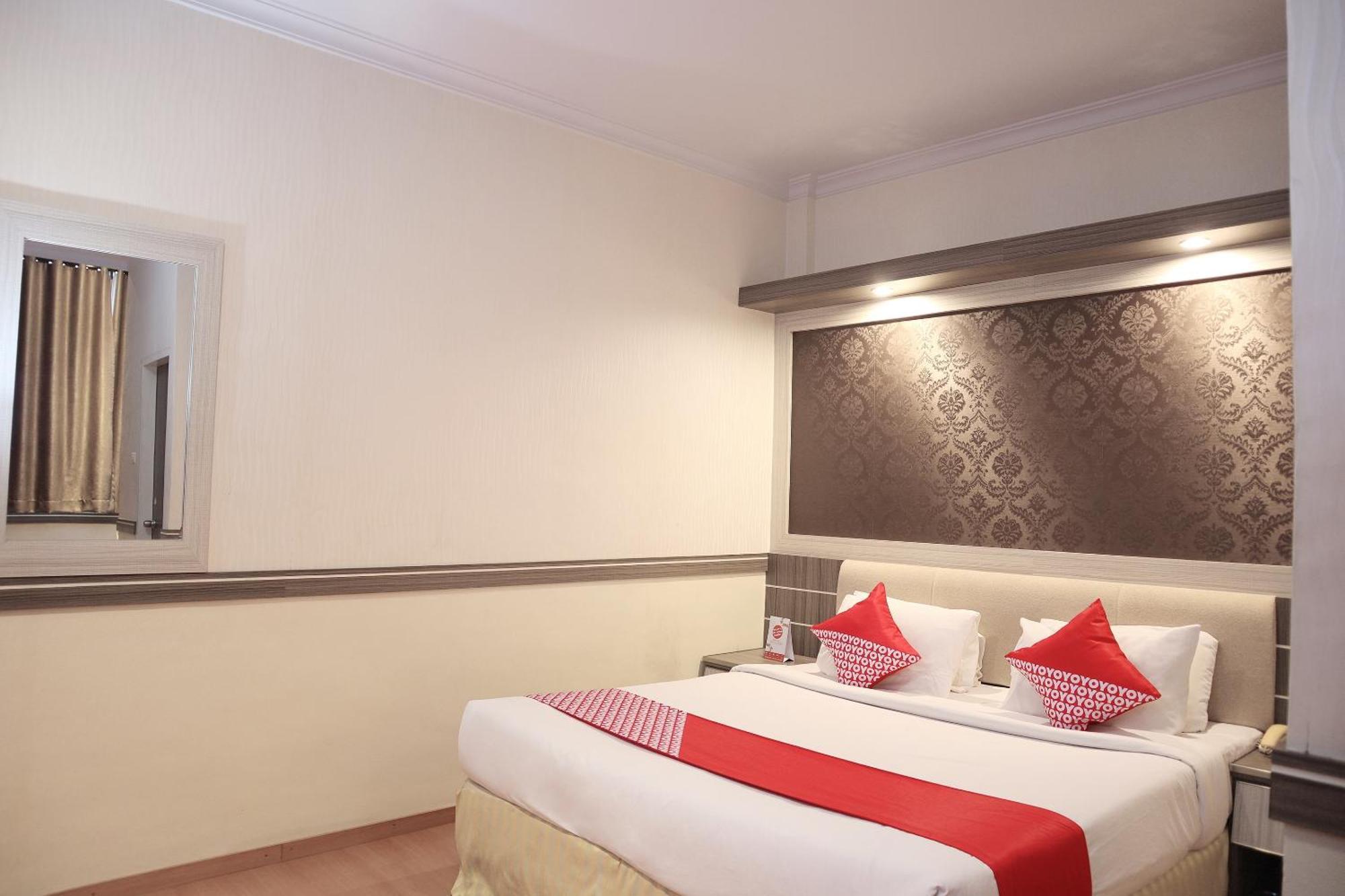 Oyo 742 Mona Plaza Hotel Pekanbaru Exterior photo