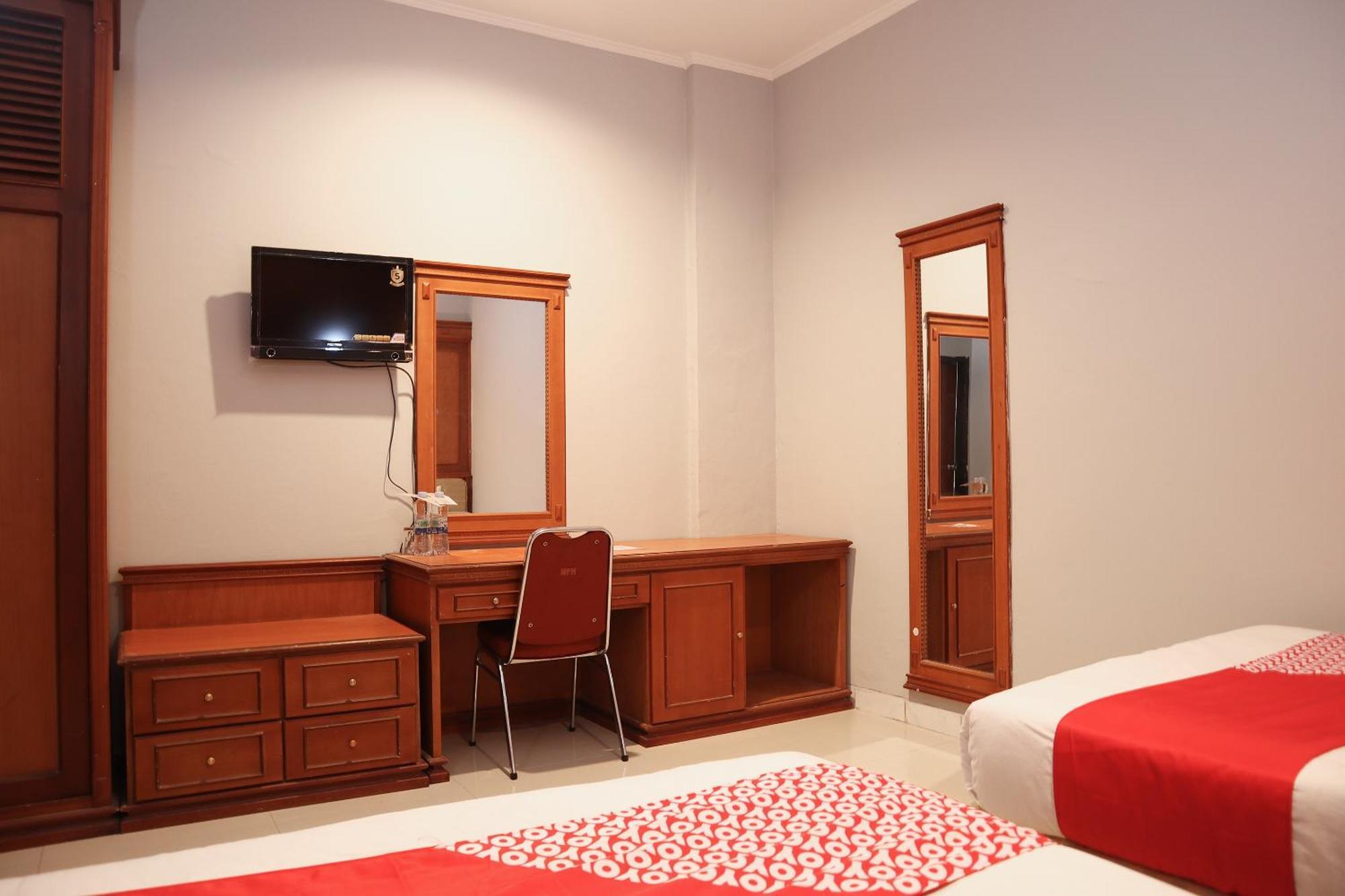 Oyo 742 Mona Plaza Hotel Pekanbaru Exterior photo