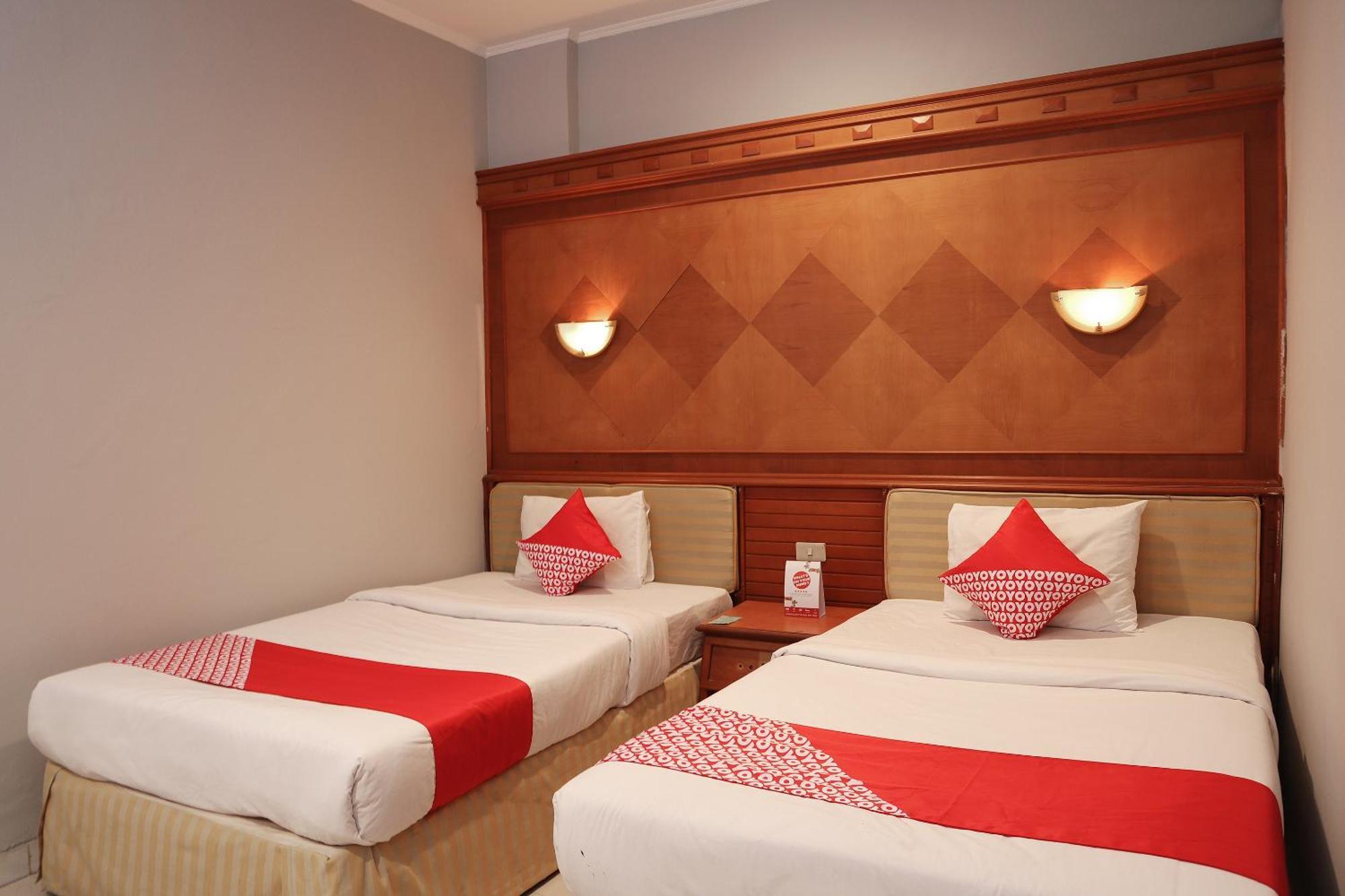 Oyo 742 Mona Plaza Hotel Pekanbaru Exterior photo
