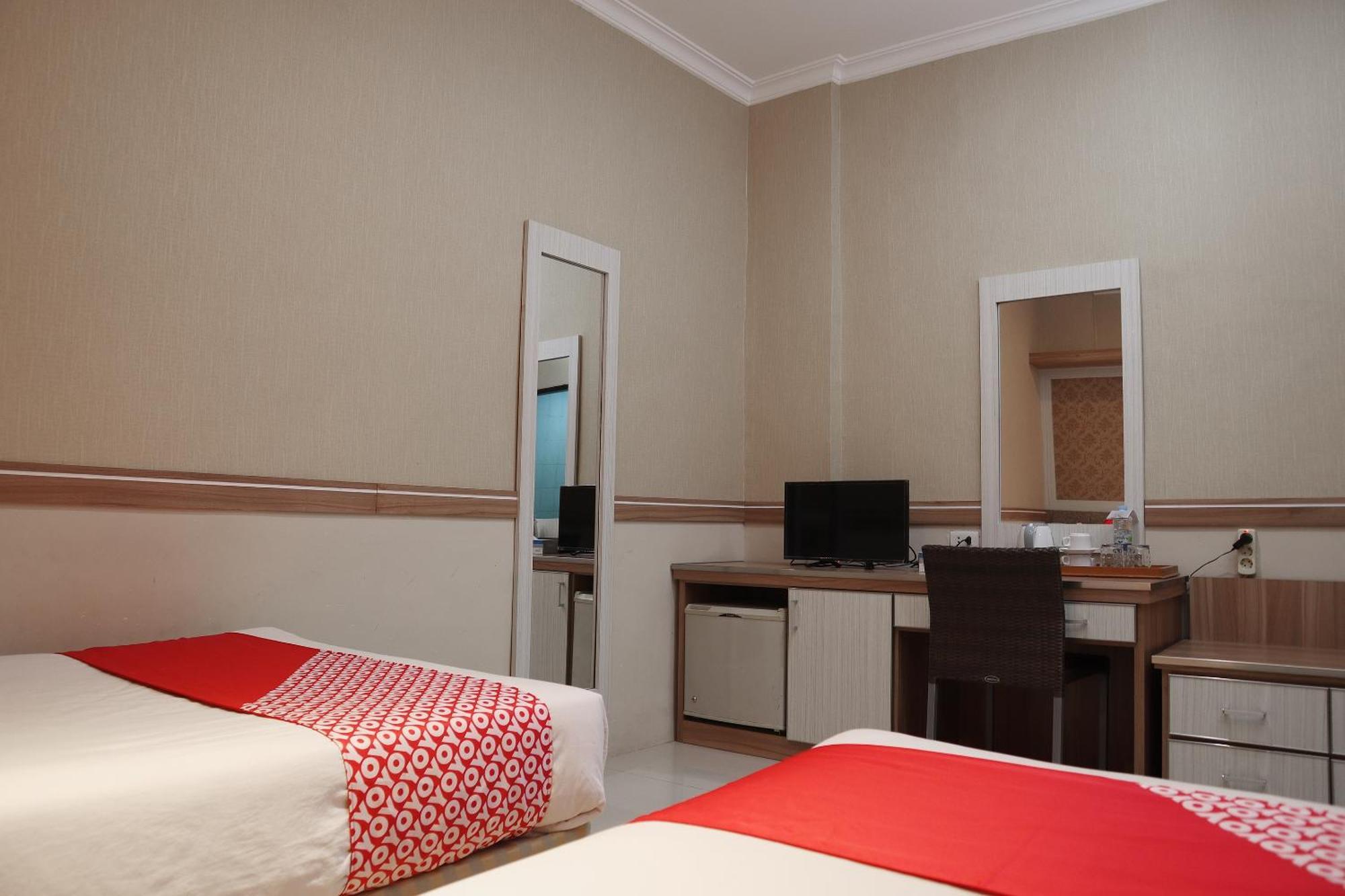 Oyo 742 Mona Plaza Hotel Pekanbaru Exterior photo