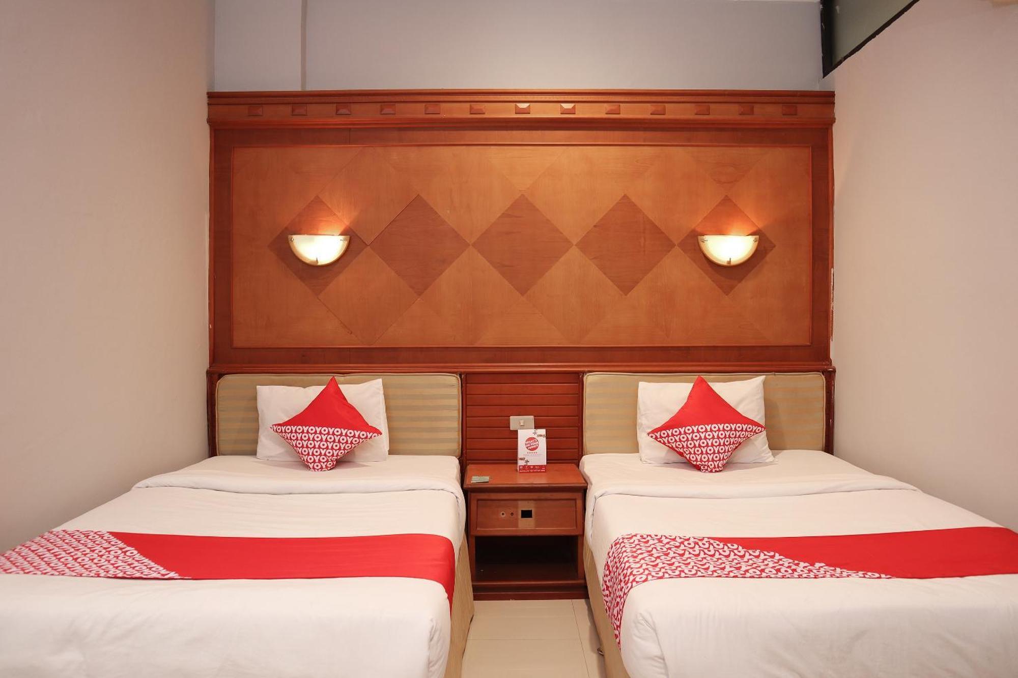 Oyo 742 Mona Plaza Hotel Pekanbaru Exterior photo
