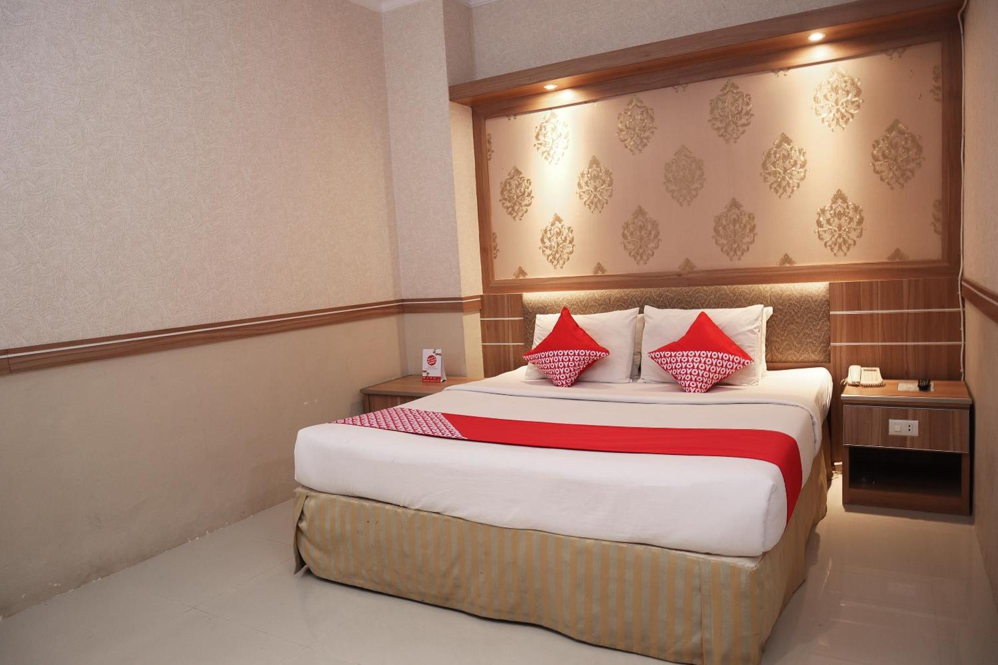 Oyo 742 Mona Plaza Hotel Pekanbaru Exterior photo