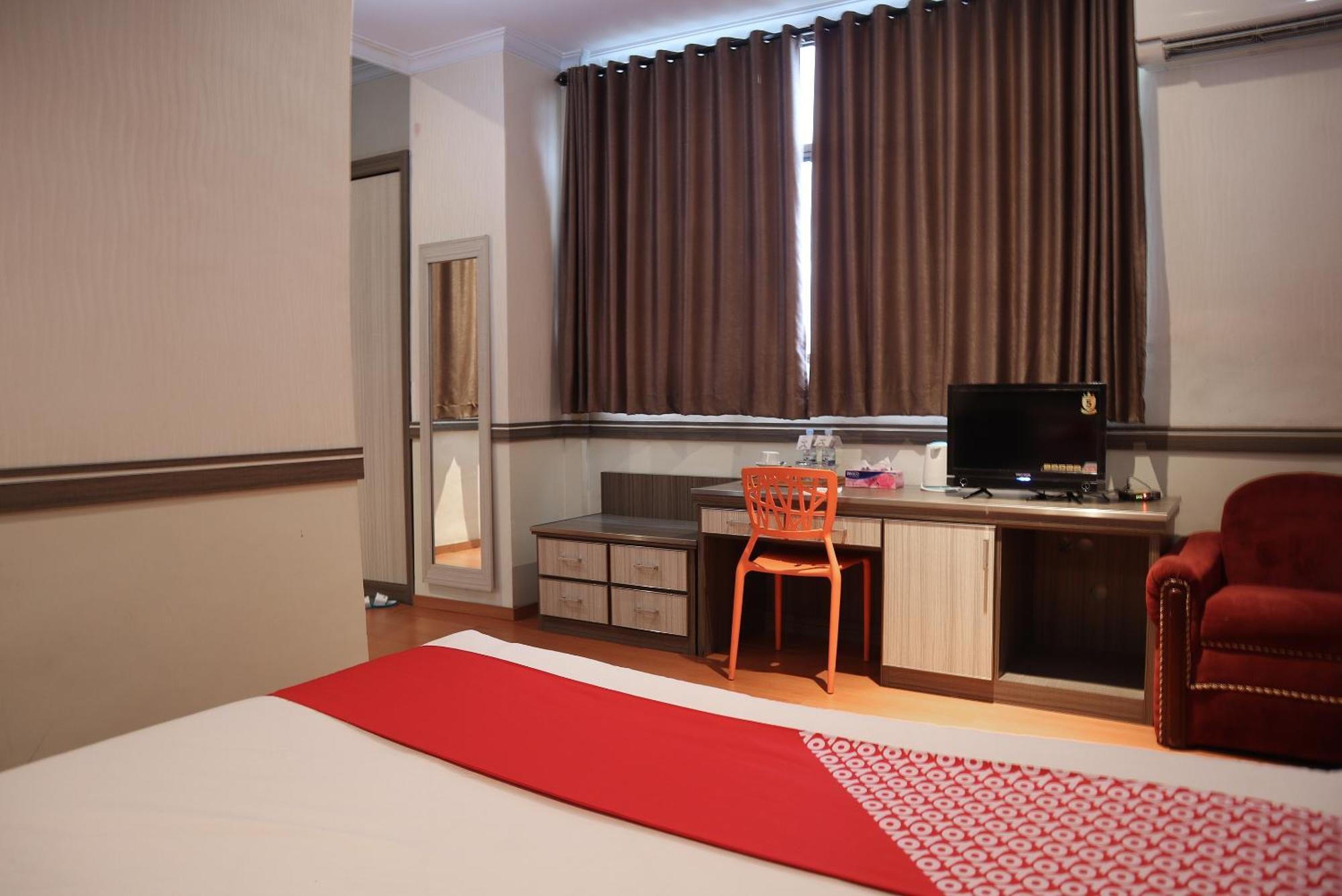 Oyo 742 Mona Plaza Hotel Pekanbaru Exterior photo