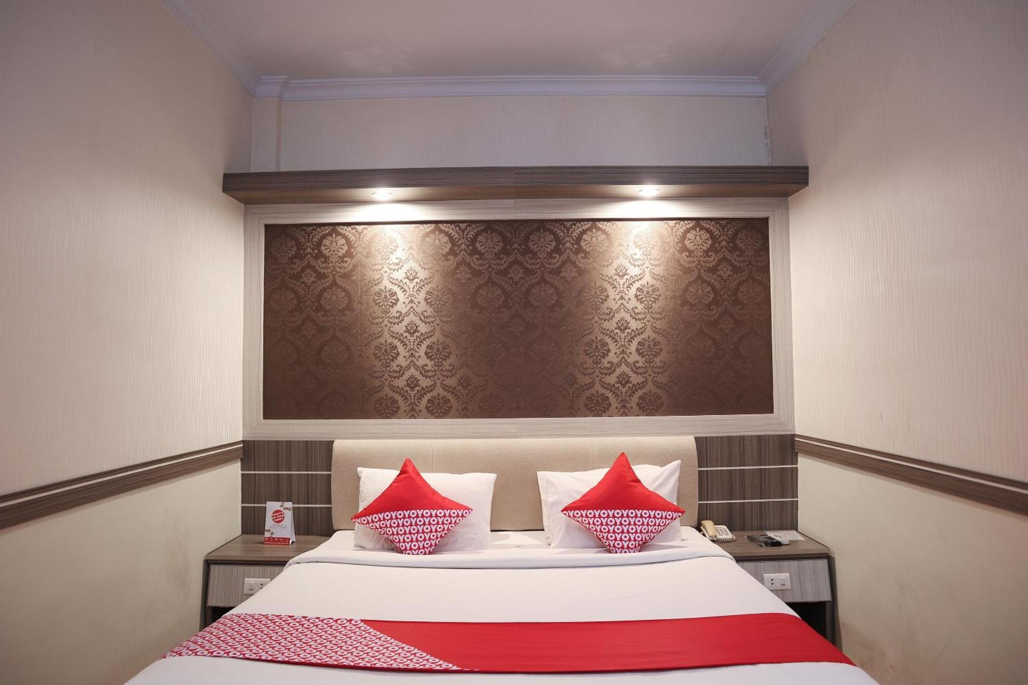 Oyo 742 Mona Plaza Hotel Pekanbaru Exterior photo