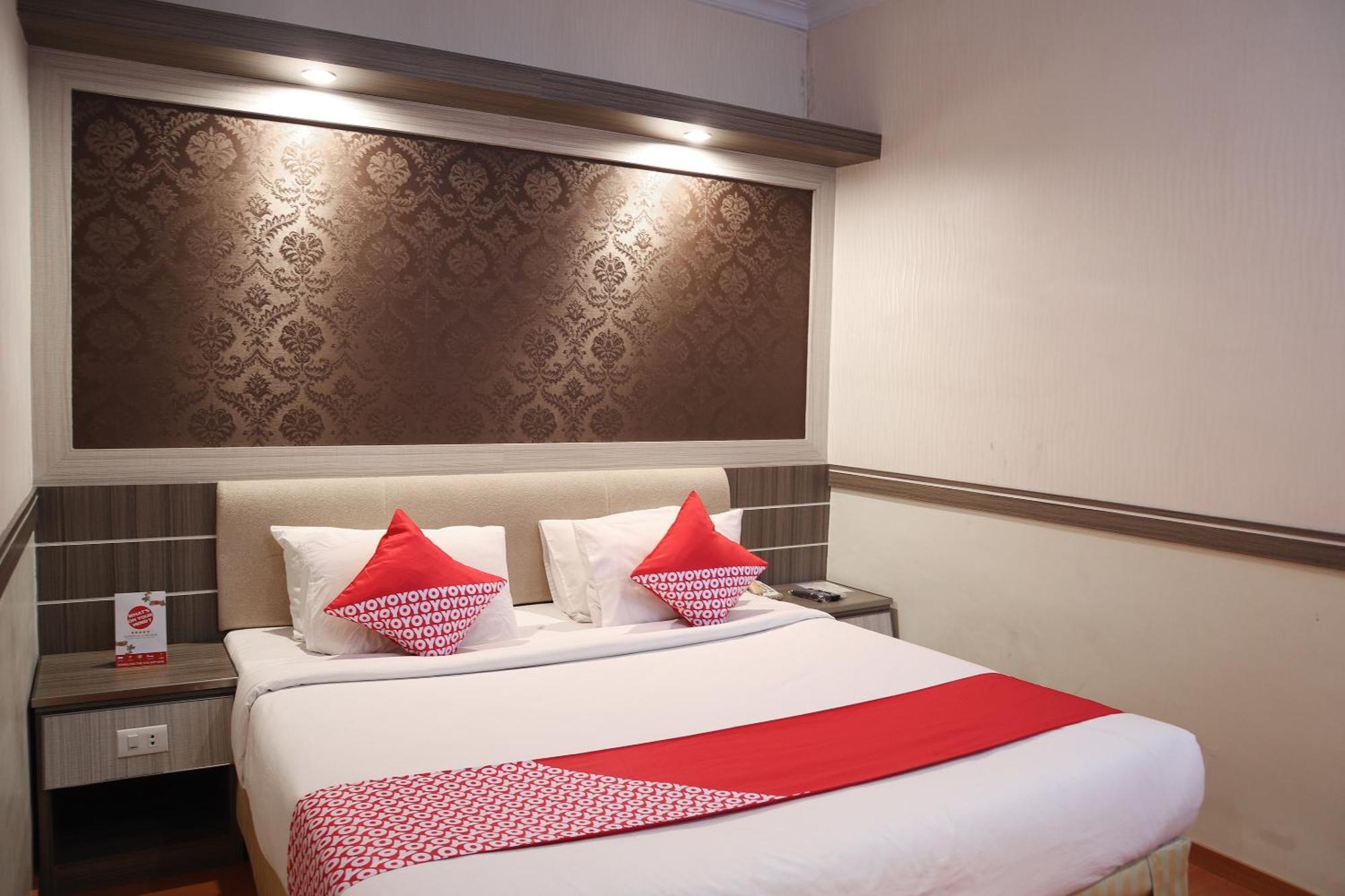 Oyo 742 Mona Plaza Hotel Pekanbaru Exterior photo